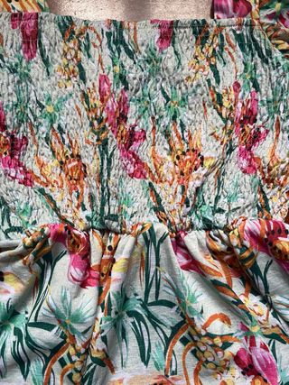 Blusa floral con mangas abullonadas