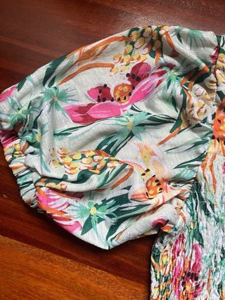 Blusa floral con mangas abullonadas