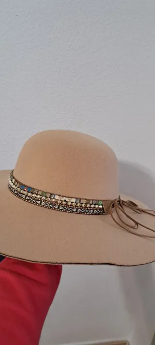 Sombrero Beige con Detalles