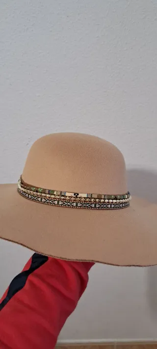 Sombrero Beige con Detalles