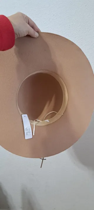 Sombrero Beige con Detalles