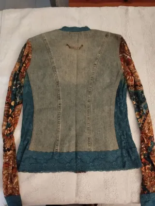 Chaqueta vaquera bordada