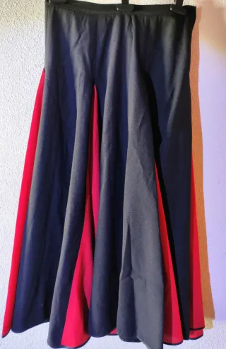 Falda larga mujer negra y roja