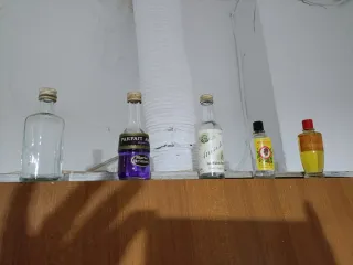 Lote di piccole bottiglie antiche