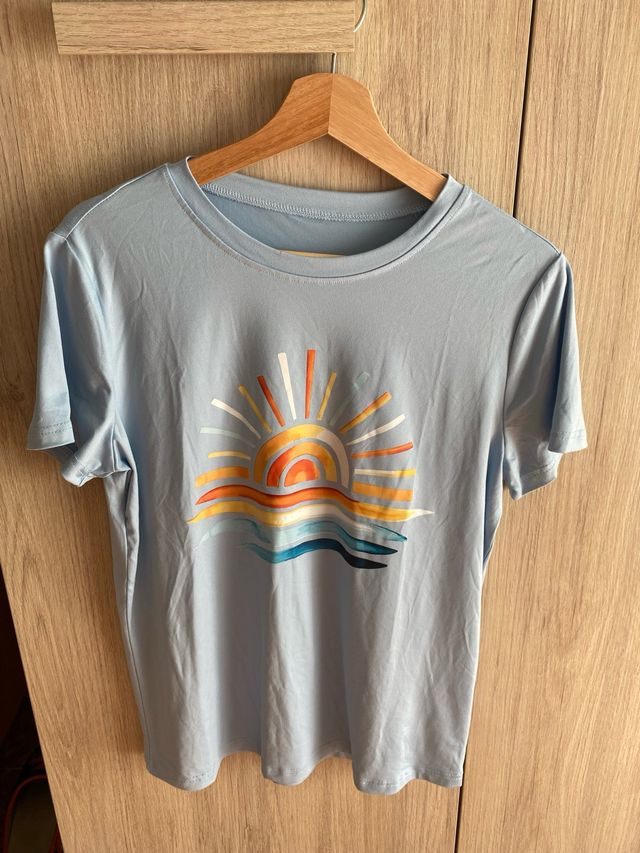 Camiseta Shein azul con estampado de sol