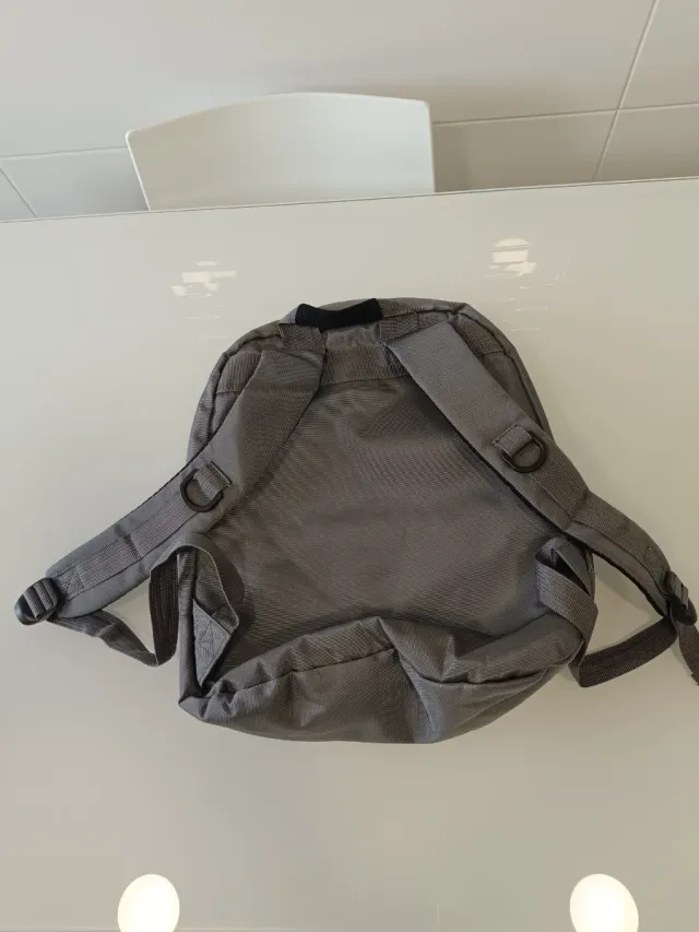 Mochila gris para portátil u otros usos