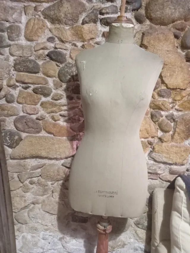 Maniquí de costura beige Balleste Barcelona