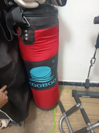 Saco de boxeo, guantes y guantillas