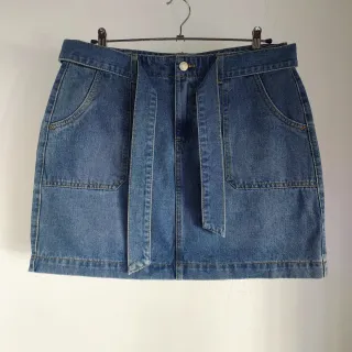 Minifalda vaquera azul con cinturón