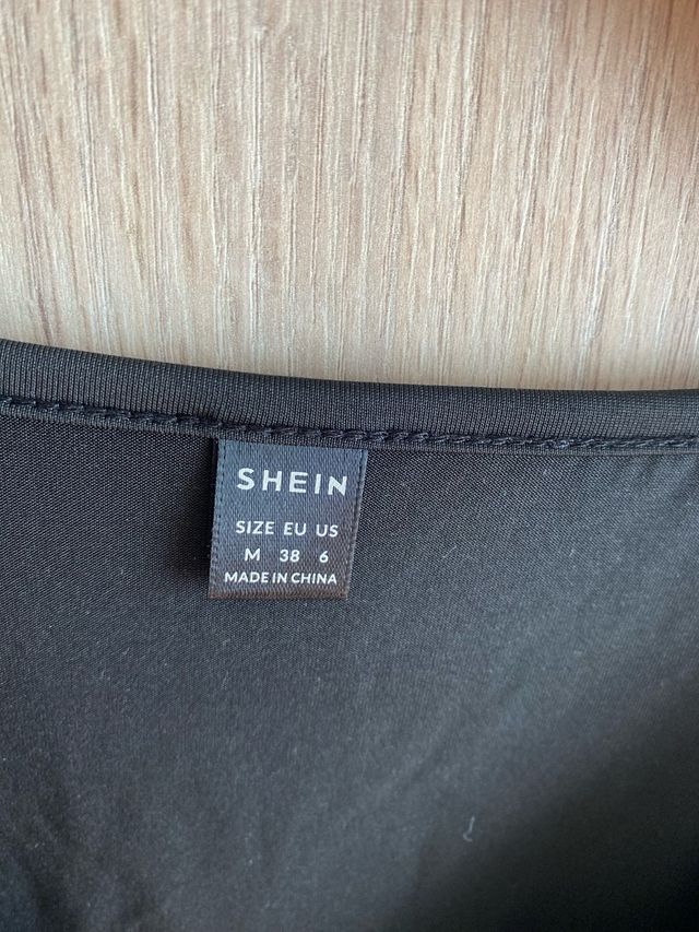 Camiseta negra con corazones