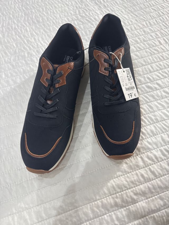 Zapatillas deportivas negras y marrones