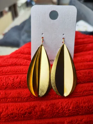 Pendientes dorados elegantes de acero
