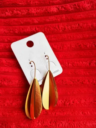 Pendientes dorados elegantes de acero