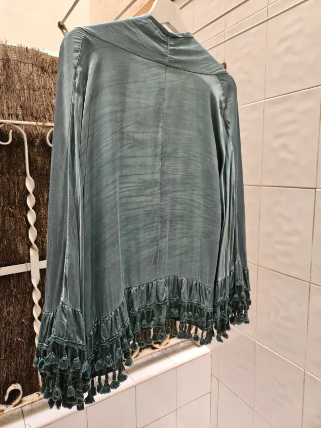 Blusa abierta satinada verde azulado talla única