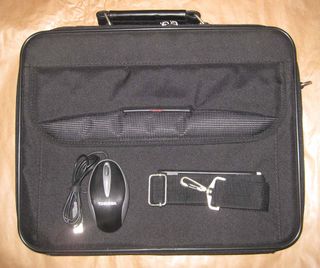 Maletín portátil y ratón óptico Toshiba