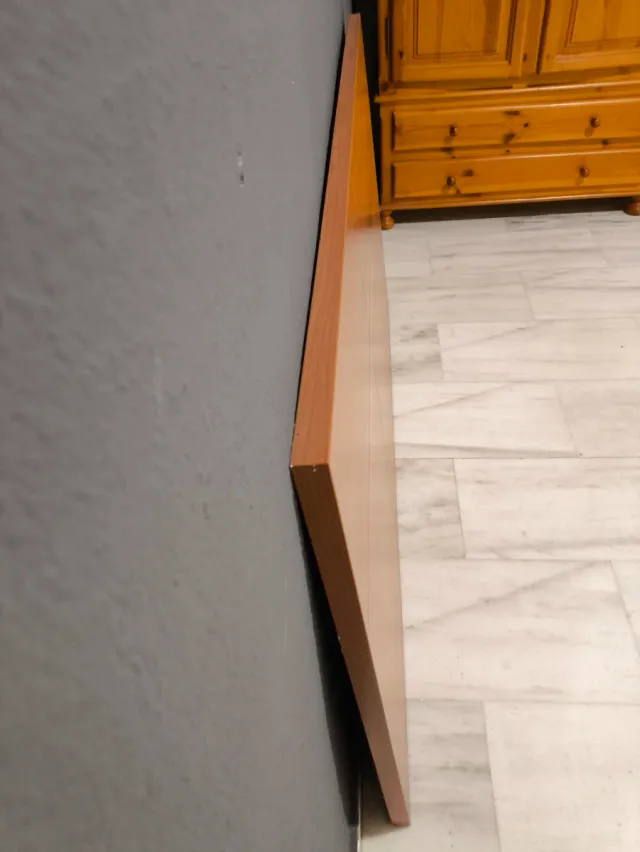 Cabecero de cama de madera, y 1 mesita de noche.