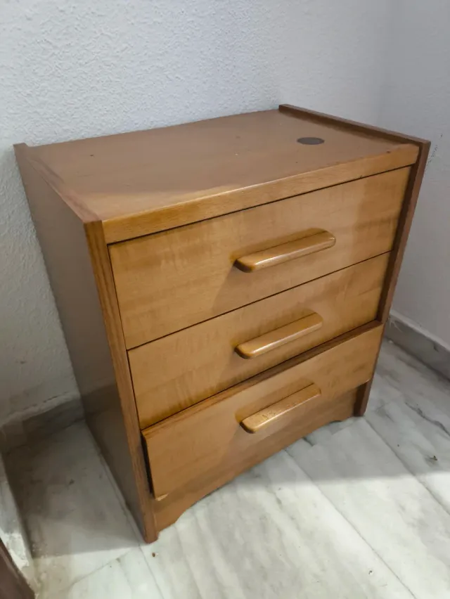 Cabecero de cama de madera, y 1 mesita de noche.