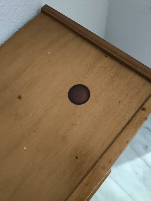 Cabecero de cama de madera, y 1 mesita de noche.