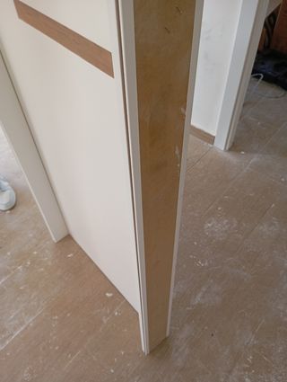 Puerta interior blanca con detalle marrón