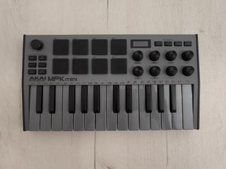 Teclado Controlador MIDI Akai MPK Mini