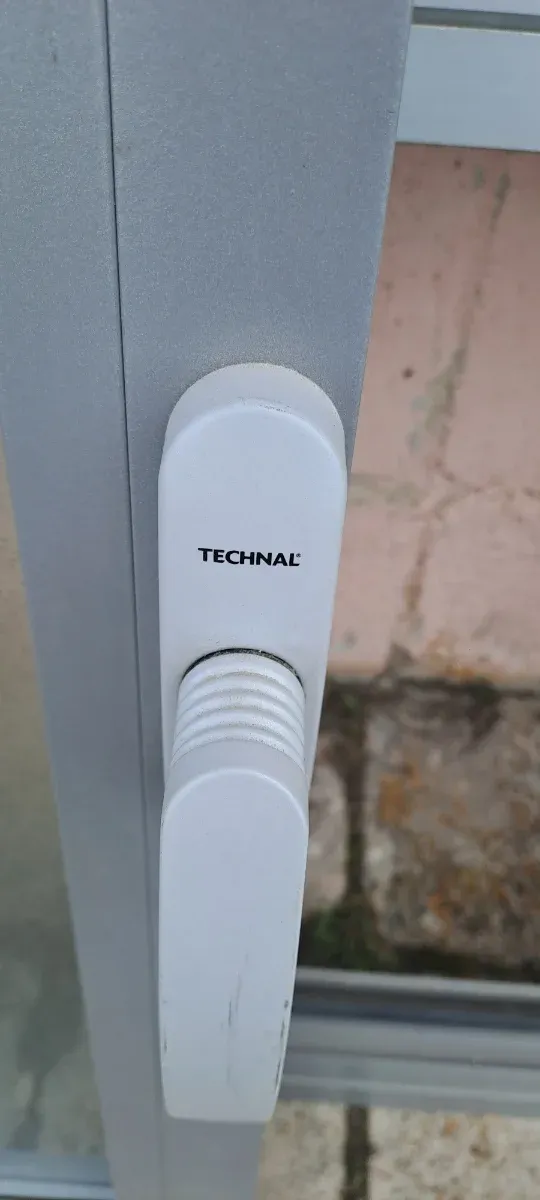 Ventanas grises Technal con persiana