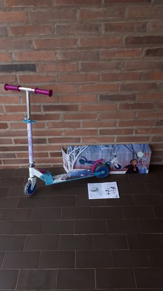 Patinete de aluminio plegable-Frozen. Con su caja.