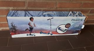 Patinete de aluminio plegable-Frozen. Con su caja.