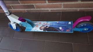 Patinete de aluminio plegable-Frozen. Con su caja.