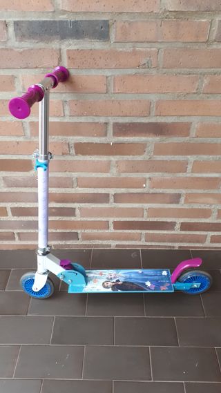 Patinete de aluminio plegable-Frozen. Con su caja.