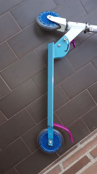 Patinete de aluminio plegable-Frozen. Con su caja.