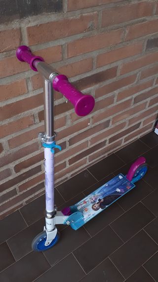 Patinete de aluminio plegable-Frozen. Con su caja.