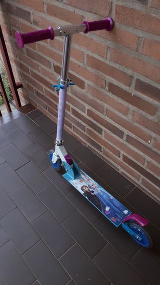 Patinete de aluminio plegable-Frozen. Con su caja.