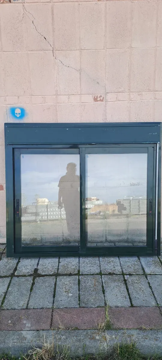 4 Ventanas Correderas Verdes con Persianas