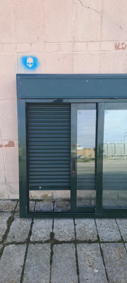 4 Ventanas Correderas Verdes con Persianas