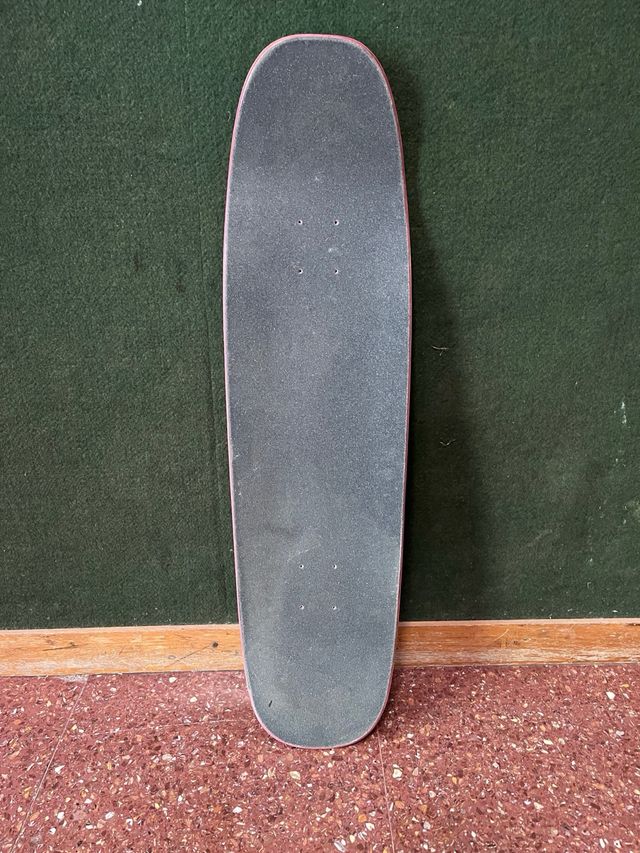 Tabla de skate rosa con logo