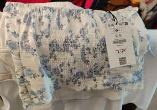 Top floral blanco y azul