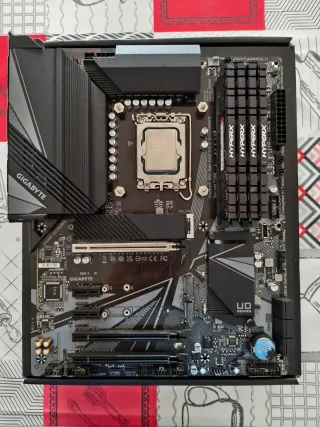 i7 12700kf + Gigabyte Z690 UD DDR4 + 32gb RAM