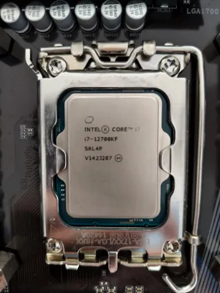 i7 12700kf + Gigabyte Z690 UD DDR4 + 32gb RAM