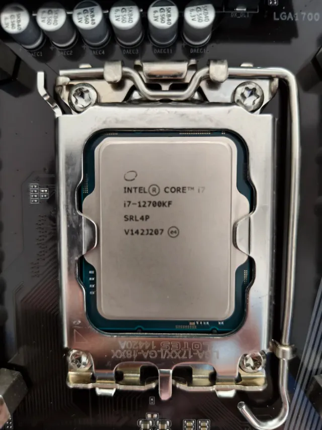 i7 12700kf + Gigabyte Z690 UD DDR4 + 32gb RAM