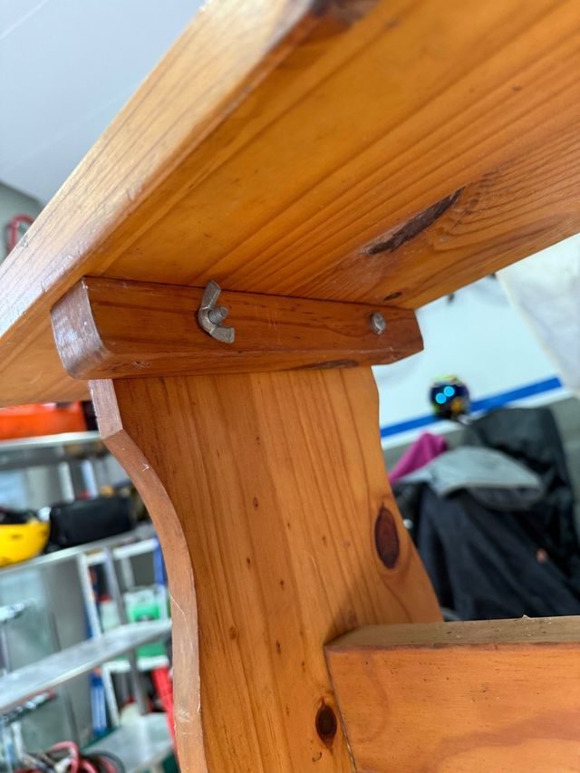 mesa y bancos de madera rústicos