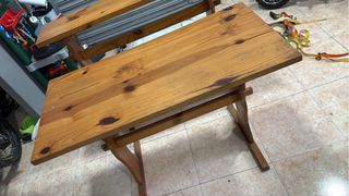 mesa y bancos de madera rústicos
