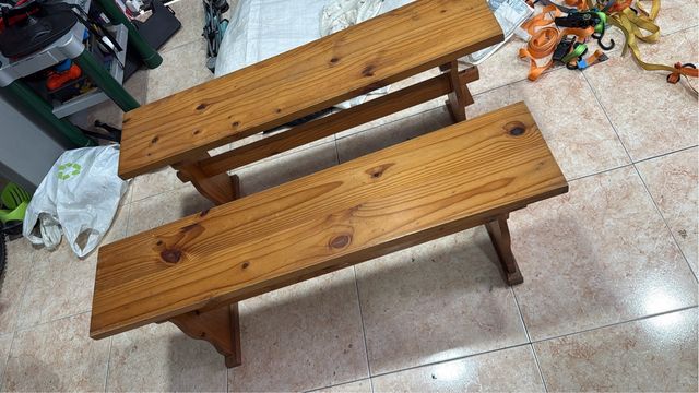 mesa y bancos de madera rústicos