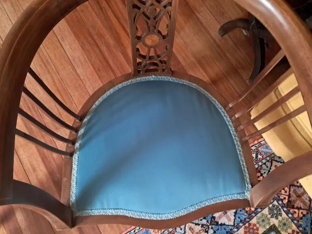 Butaca de madera con tapizado azul,no envio