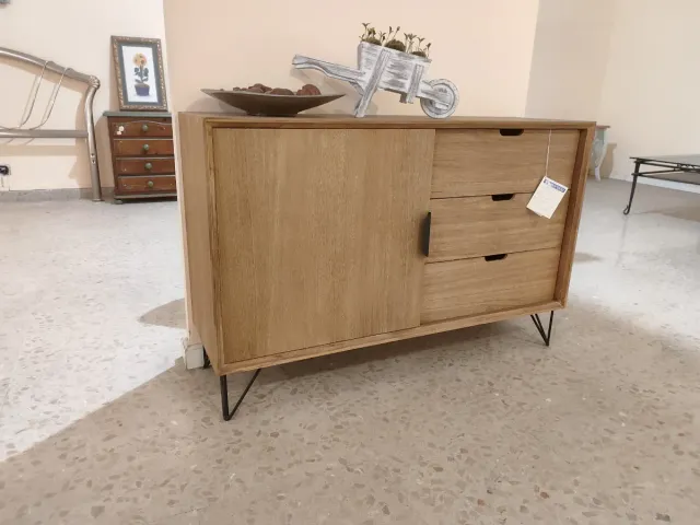 Aparador NUEVO de madera con patas metálicas