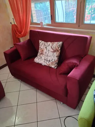 Divano rosso in velluto