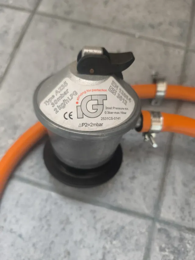 Manguera y regulador bombona gas.