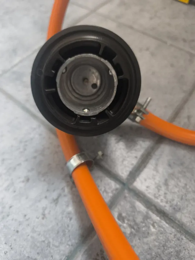 Manguera y regulador bombona gas.