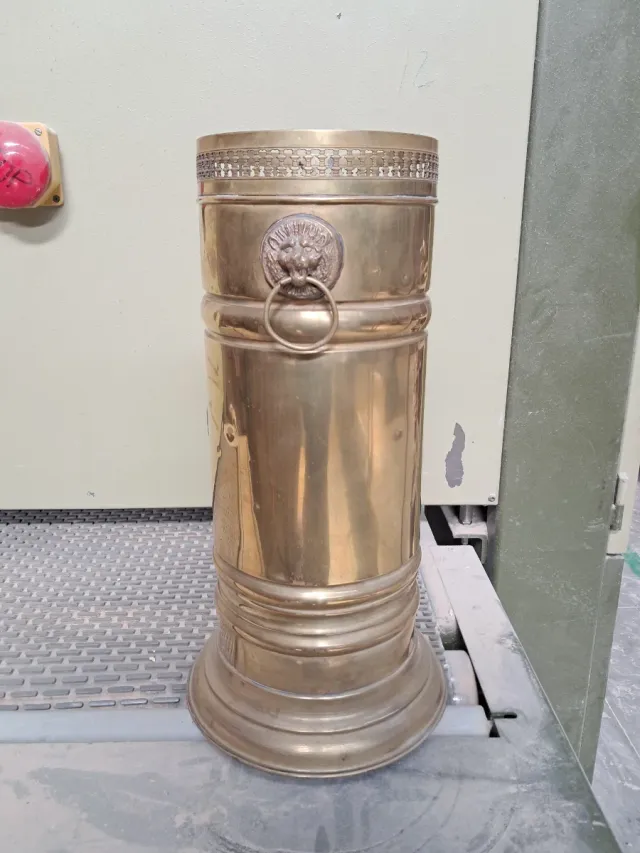 Portaombrelli in metallo dorato con leone