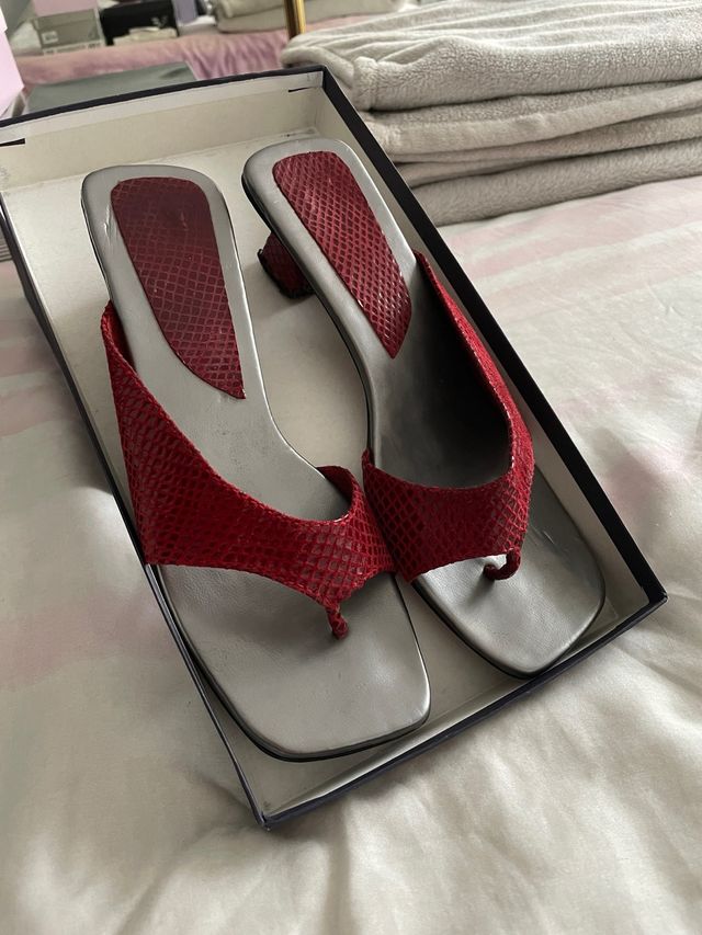 Sandalias rojas y plateadas