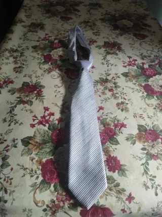 Corbata de rayas grises y blancas